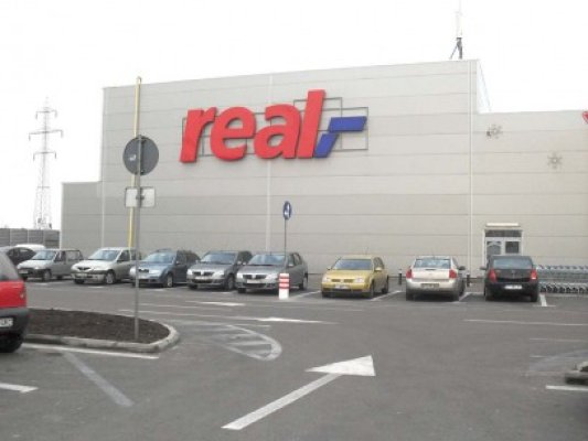 O femeie din Valu a fuat un cărucior pentru copii, din Real II